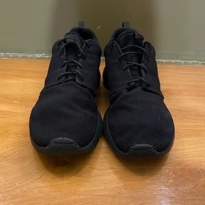 Men’s all black Nike Roshes Running